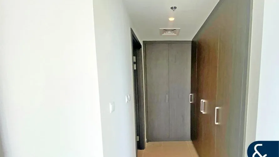 Apartamento de 2 dormitorios en Harbour Views 2, UAE No. 220 № 3