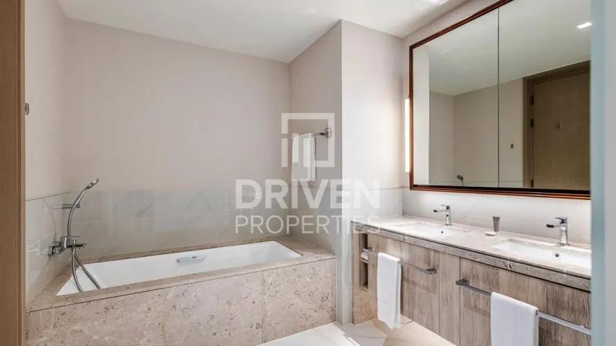 Apartamento de 2 dormitorios en Address Harbour Point, UAE No. 506 № 1